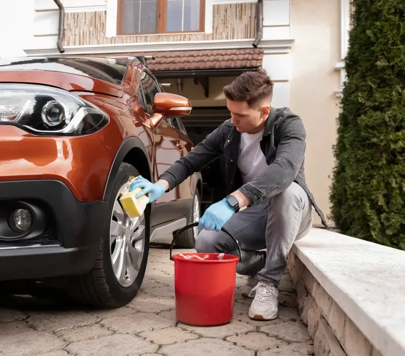 Lavage auto à domicile Saint-Ignat : professionnel intervenant sur un véhicule